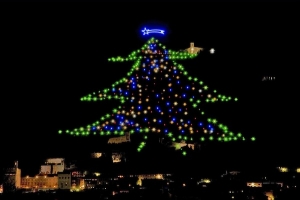 Gubbio: l&#039;albero più grande del mondo, verrà acceso da Papa Francesco